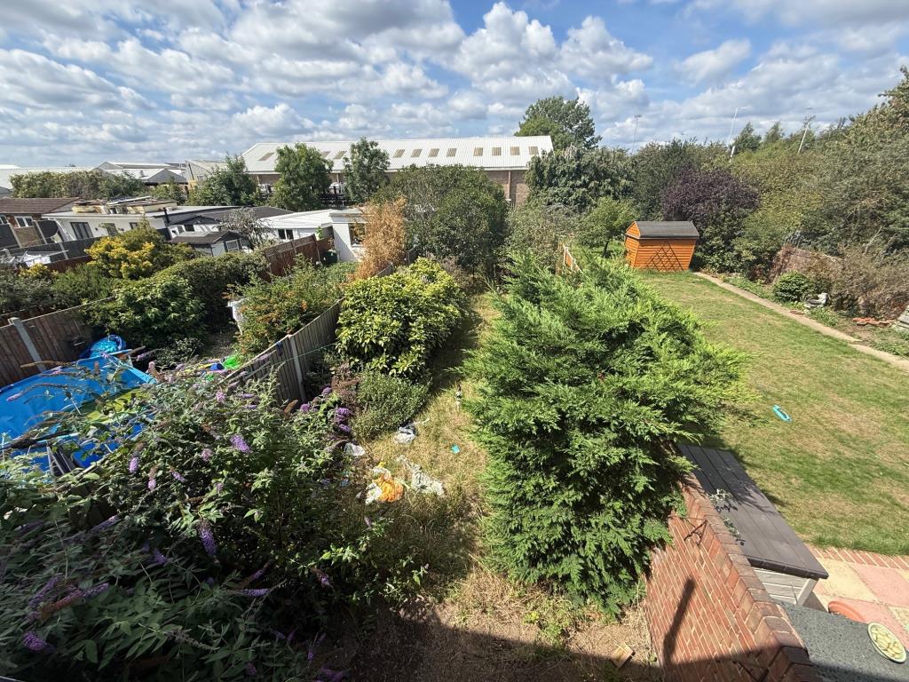 Lot: 79 - THREE-BEDROOM HOUSE IN NEED OF IMPROVEMENT - Mature enclosed rear garden
